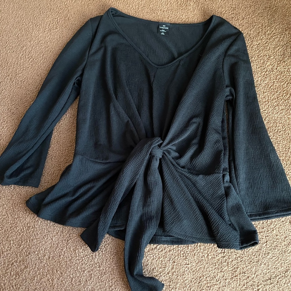 This&More black front knotted long sleeved top S
